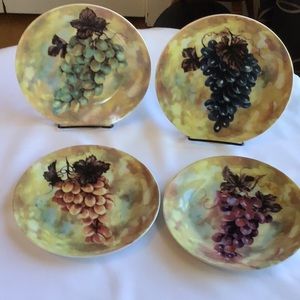 Set of 4 Plates With Grape Design